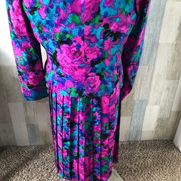 Vintage ADRIANNA PAPELL 100% Silk Blazer & Skirt Set - Picture 4 of 11